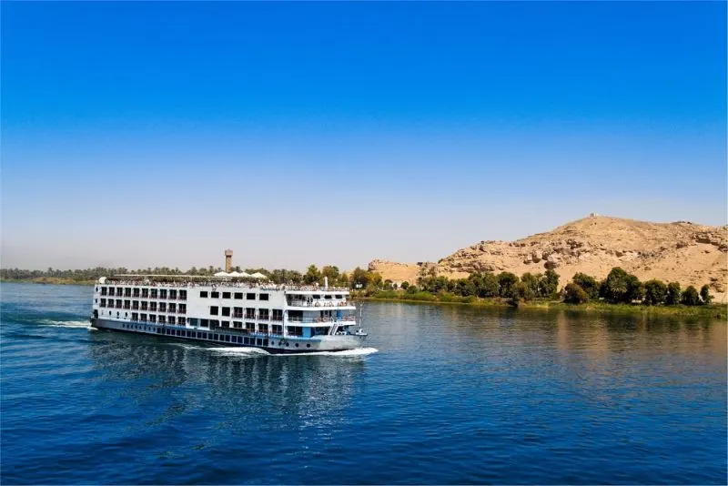 Sail along the Nile River on a relaxing Nile Cruise included in your multi country Egypt and Jordan tour.
